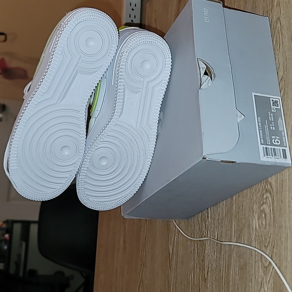 Nike Air Force 1 LV8 (GS) - Picture 4 of 4